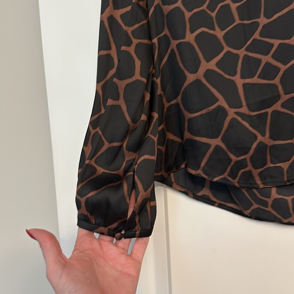 Women’s Banana Republic Blouse Animal Print Size M Excellent Condition!! - Picture 3 of 7